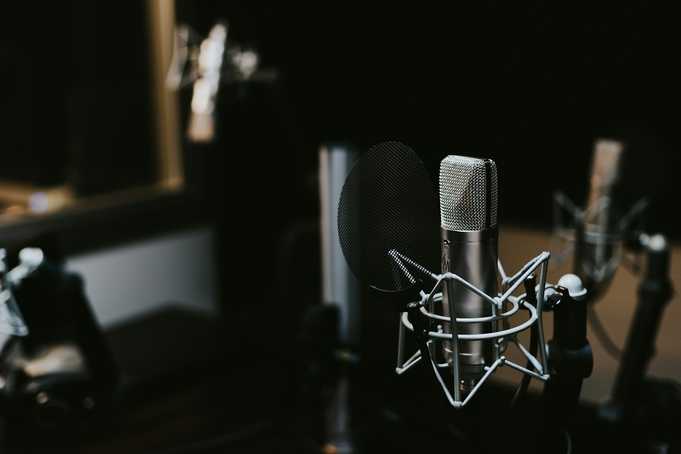 Kondensatormikrofon in einem Tonstudio, Symbolbild für einen Podcast