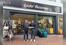 Citymanager Moritz Lüttel gratuliert Geschäftsführer Jürgen Berensen zur Neueröffnung von Leder Berensen in der Lingener Lookenstraße