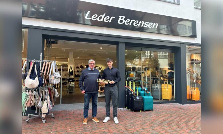 Citymanager Moritz Lüttel gratuliert Geschäftsführer Jürgen Berensen zur Neueröffnung von Leder Berensen in der Lingener Lookenstraße