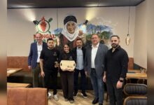 Bürgermeister Stefan Heeke und Wirtschaftsförderer Dr. Jens Konermann mit dem Team des Mangal Kebabhauses in Spelle