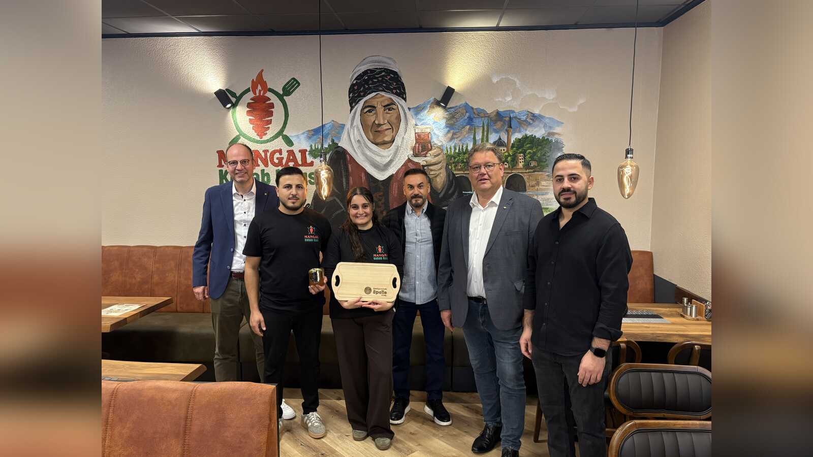 Bürgermeister Stefan Heeke und Wirtschaftsförderer Dr. Jens Konermann mit dem Team des Mangal Kebabhauses in Spelle