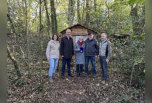 Monika und Reinhard Niemeyer erhalten den LokalStars-Award von Bürgermeister Helmut Höke, Klimaschutzmanagerin Leni Schütte und Westenergie-Kommunalmanager Hermann-Josef Jansen