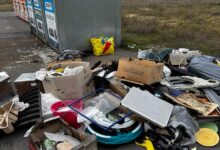 Kartons, Haushaltsgeräte, Plastiksäcke und Glasscherben liegen neben den Altglascontainern auf dem Asphalt