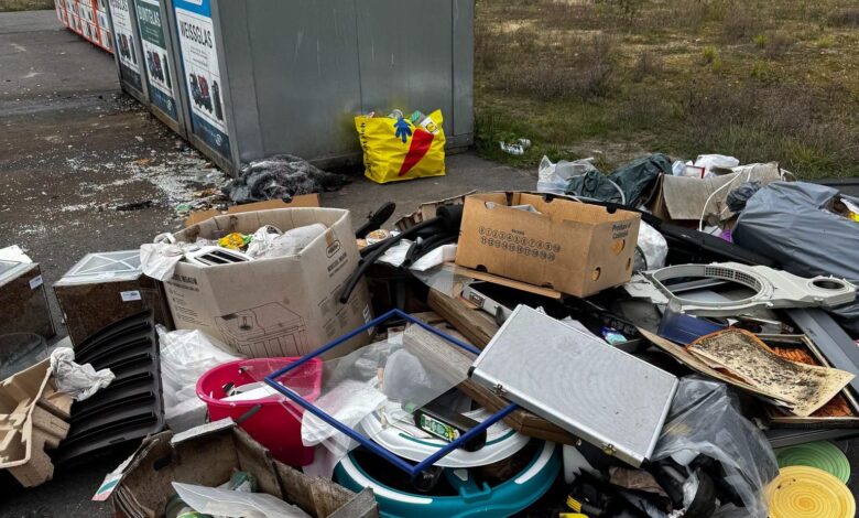 Kartons, Haushaltsgeräte, Plastiksäcke und Glasscherben liegen neben den Altglascontainern auf dem Asphalt