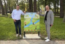 Wirtschaftsförderer Alexander Kassner und Bürgermeister Helmut Knurbein an einem der neuen Murmelspiele im Meppener Stadtpark