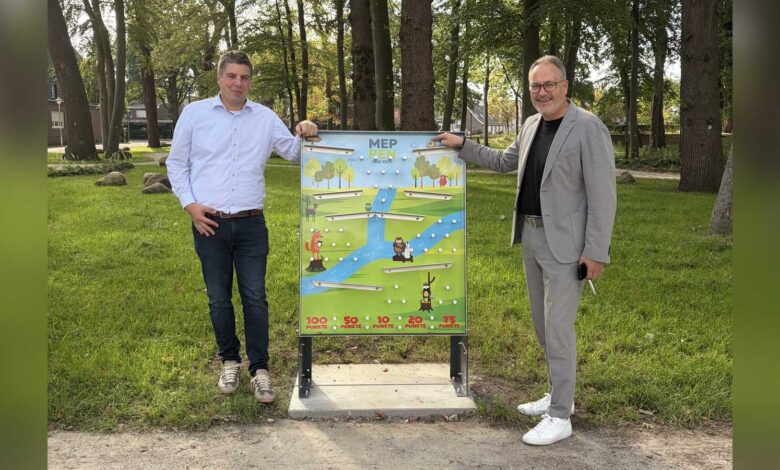Wirtschaftsförderer Alexander Kassner und Bürgermeister Helmut Knurbein an einem der neuen Murmelspiele im Meppener Stadtpark