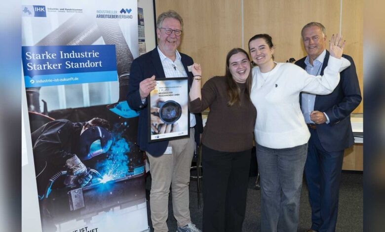Annika Menken und Leonie Leibold von der Neuenhauser Maschinenfabrik mit Franz-Josef Paus und Stefan Delkeskamp