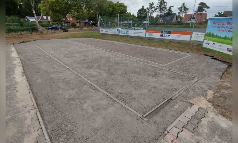 Fertige Bouleplatzfläche mit mehreren abgeteilten Bahnen auf dem Sportgelände des FC Wesuwe