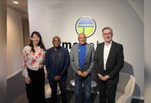 Zwei Gäste aus Südafrika mit Maria Schischkin und Dr. Dirk Lüerßen von der Ems-Achse in einem Firmenfoyer
