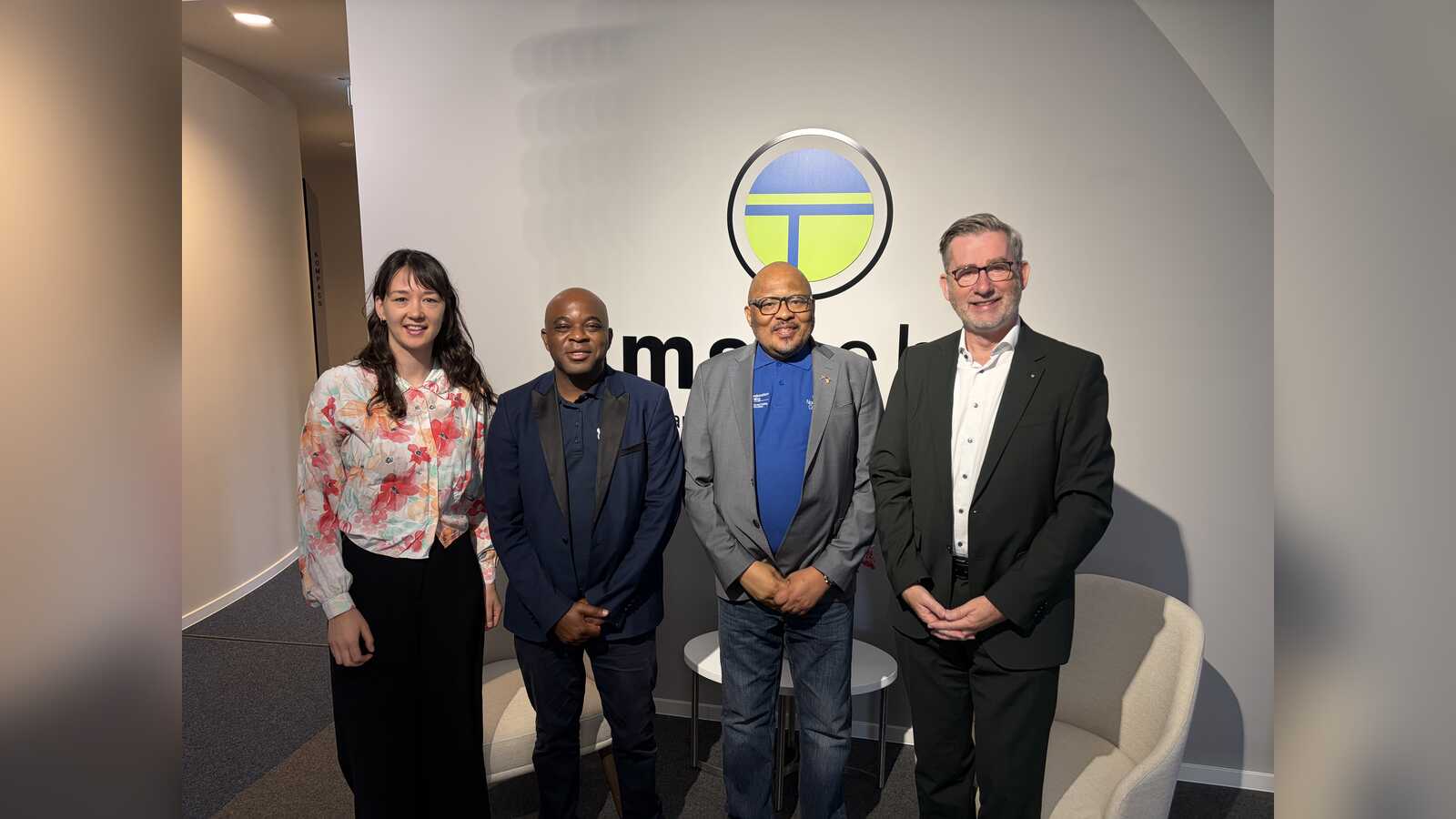 Zwei Gäste aus Südafrika mit Maria Schischkin und Dr. Dirk Lüerßen von der Ems-Achse in einem Firmenfoyer