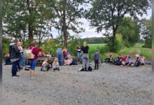 Grundschulkinder und Eltern auf der Pilgertour von Sögel nach Werpeloh