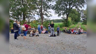 Grundschulkinder und Eltern auf der Pilgertour von Sögel nach Werpeloh