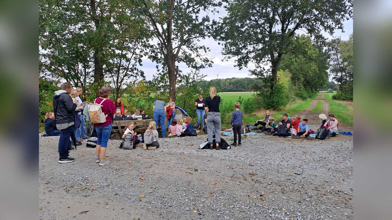 Grundschulkinder und Eltern auf der Pilgertour von Sögel nach Werpeloh