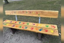 Die von Kindern bunt bemalte Plauderbank gegen Einsamkeit im Rathauspark Geeste