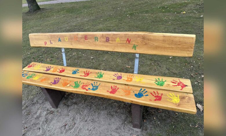 Die von Kindern bunt bemalte Plauderbank gegen Einsamkeit im Rathauspark Geeste