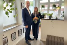 Bürgermeister Helmut Höke gratuliert Anna Dermer zur Eröffnung ihrer psychotherapeutischen Praxis in Geeste-Dalum
