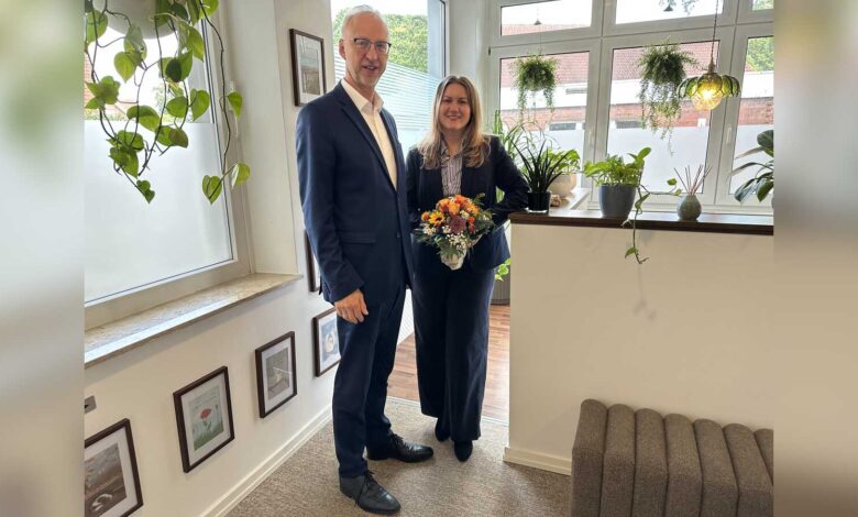 Bürgermeister Helmut Höke gratuliert Anna Dermer zur Eröffnung ihrer psychotherapeutischen Praxis in Geeste-Dalum