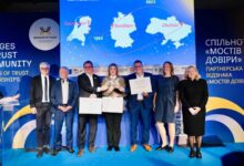 Die Bürgermeister von Coevorden, Chuhuiv und Nordhorn halten in Brüssel die Auszeichnung Bridges of Trust Ambassador 2026