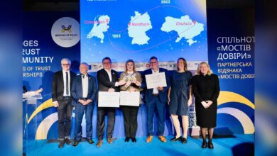 Die Bürgermeister von Coevorden, Chuhuiv und Nordhorn halten in Brüssel die Auszeichnung Bridges of Trust Ambassador 2026