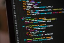 Bildschirm mit farbig hervorgehobenem Programmcode
