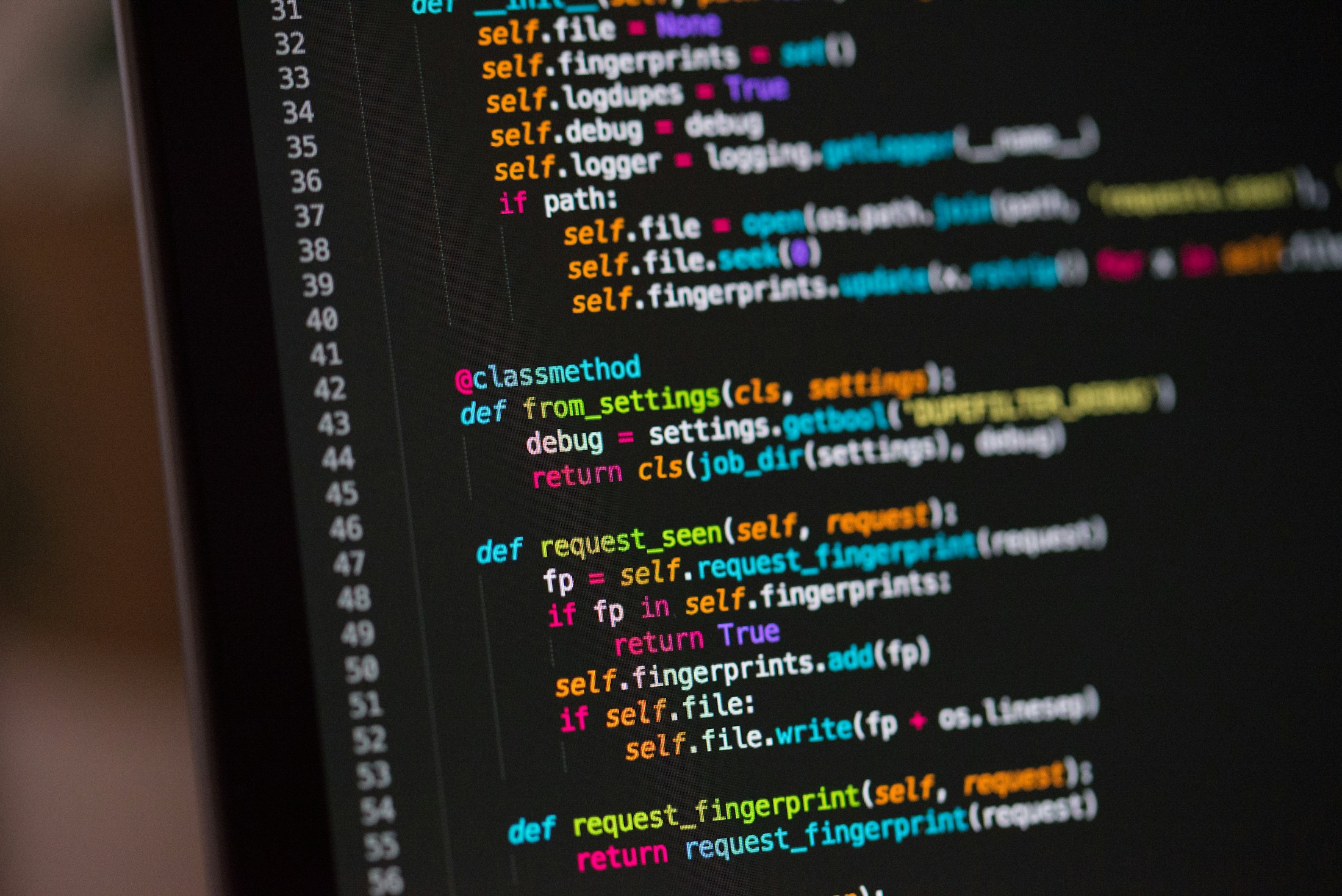 Bildschirm mit farbig hervorgehobenem Programmcode