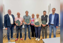 Bürgermeister Manfred Gerdes und Gemeindedirektor Hermann Wocken mit den verabschiedeten Dörpener Ratsmitgliedern