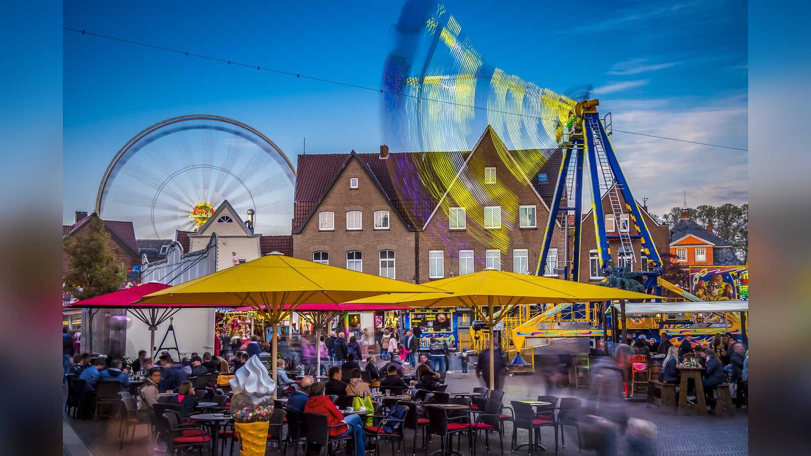 Kirmestreiben auf der Rathauskirmes in Meppen
