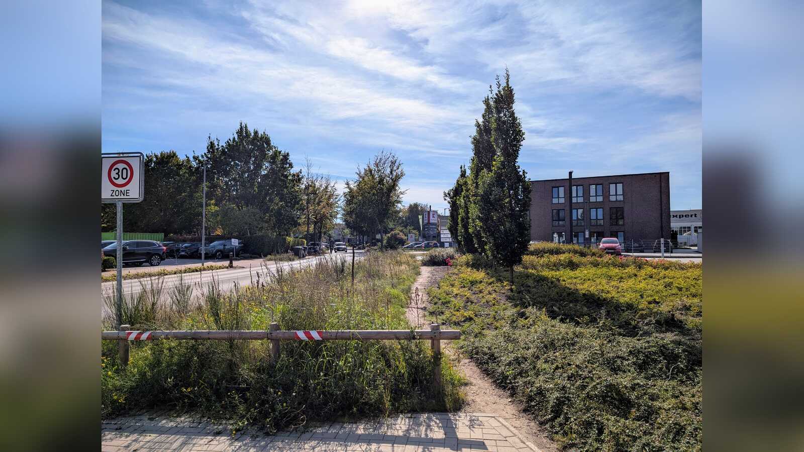 Sauvageodstraße in Nordhorn, an der ein neuer Gehweg zum Kaufland-Parkplatz gebaut wird