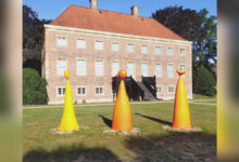 Leuchtende Skulpturen von Martin Langer vor dem Herrenhaus Gut Altenkamp in Papenburg-Aschendorf