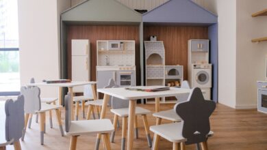 Spielküche mit kleinen Tischen und Stühlen in einem Gruppenraum