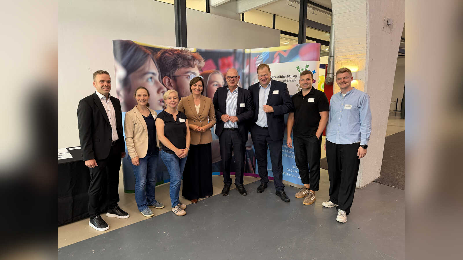 Gruppenbild mit Staatssekretärin Mareike Wulf, Landrat Uwe Fietzek und dem Team des Campus Berufliche Bildung