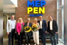Gruppenfoto im Meppener Rathaus bei der Verabschiedung von Ulla Kleinlosen als Vorsitzende des Kunstkreises