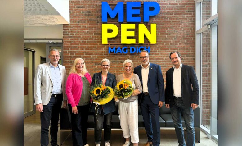 Gruppenfoto im Meppener Rathaus bei der Verabschiedung von Ulla Kleinlosen als Vorsitzende des Kunstkreises