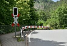 Bahnübergang mit Schranken und Andreaskreuz in Deutschland