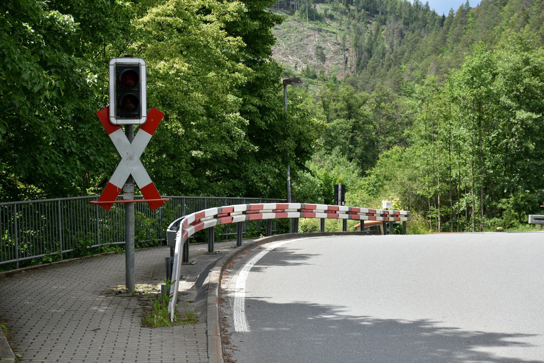 Bahnübergang mit Schranken und Andreaskreuz in Deutschland