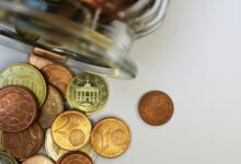 Mehrere Euromünzen liegen nebeneinander