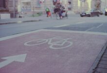 Markierung einer Fahrradstraße auf dem Asphalt in einer Stadt