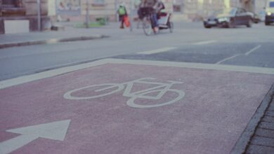 Markierung einer Fahrradstraße auf dem Asphalt in einer Stadt