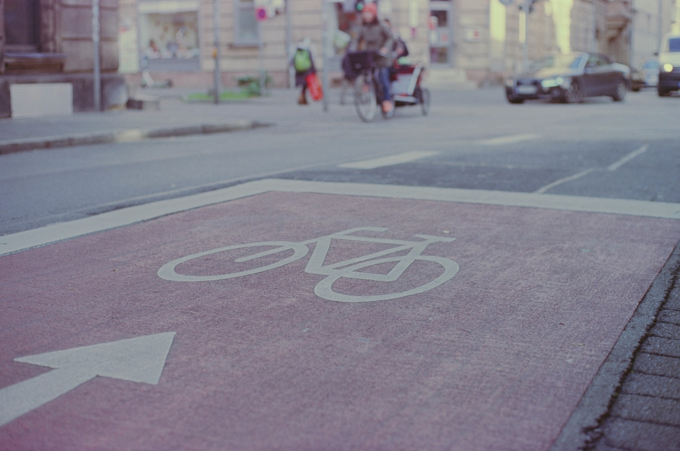 Markierung einer Fahrradstraße auf dem Asphalt in einer Stadt