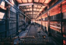 Produktionslinie in einer Industriehalle