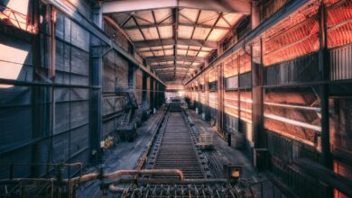 Produktionslinie in einer Industriehalle