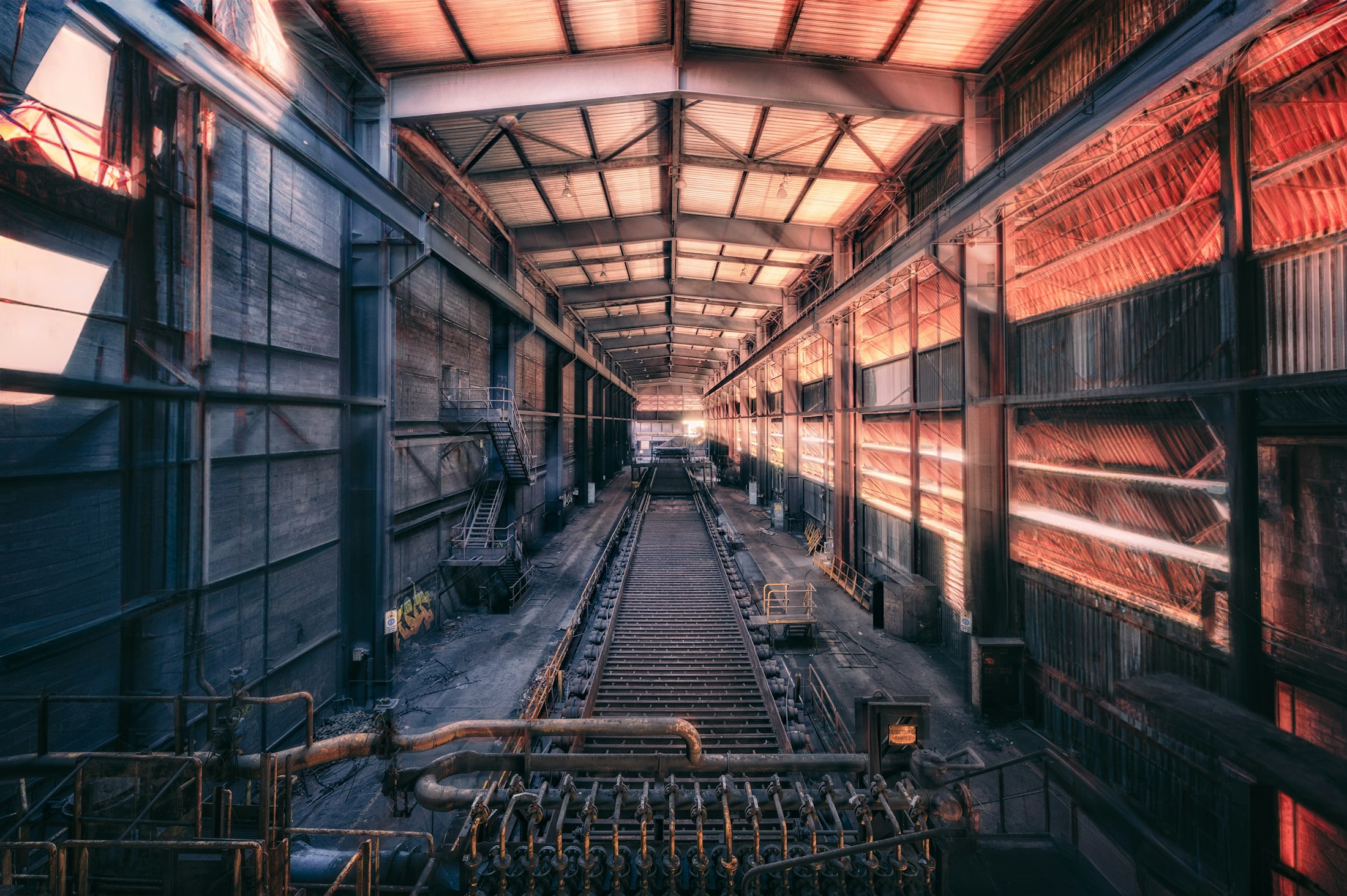 Produktionslinie in einer Industriehalle