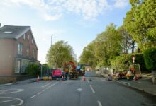 Gesperrte Straße mit Absperrungen und Baustelle in einer Innenstadt