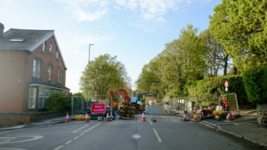 Gesperrte Straße mit Absperrungen und Baustelle in einer Innenstadt