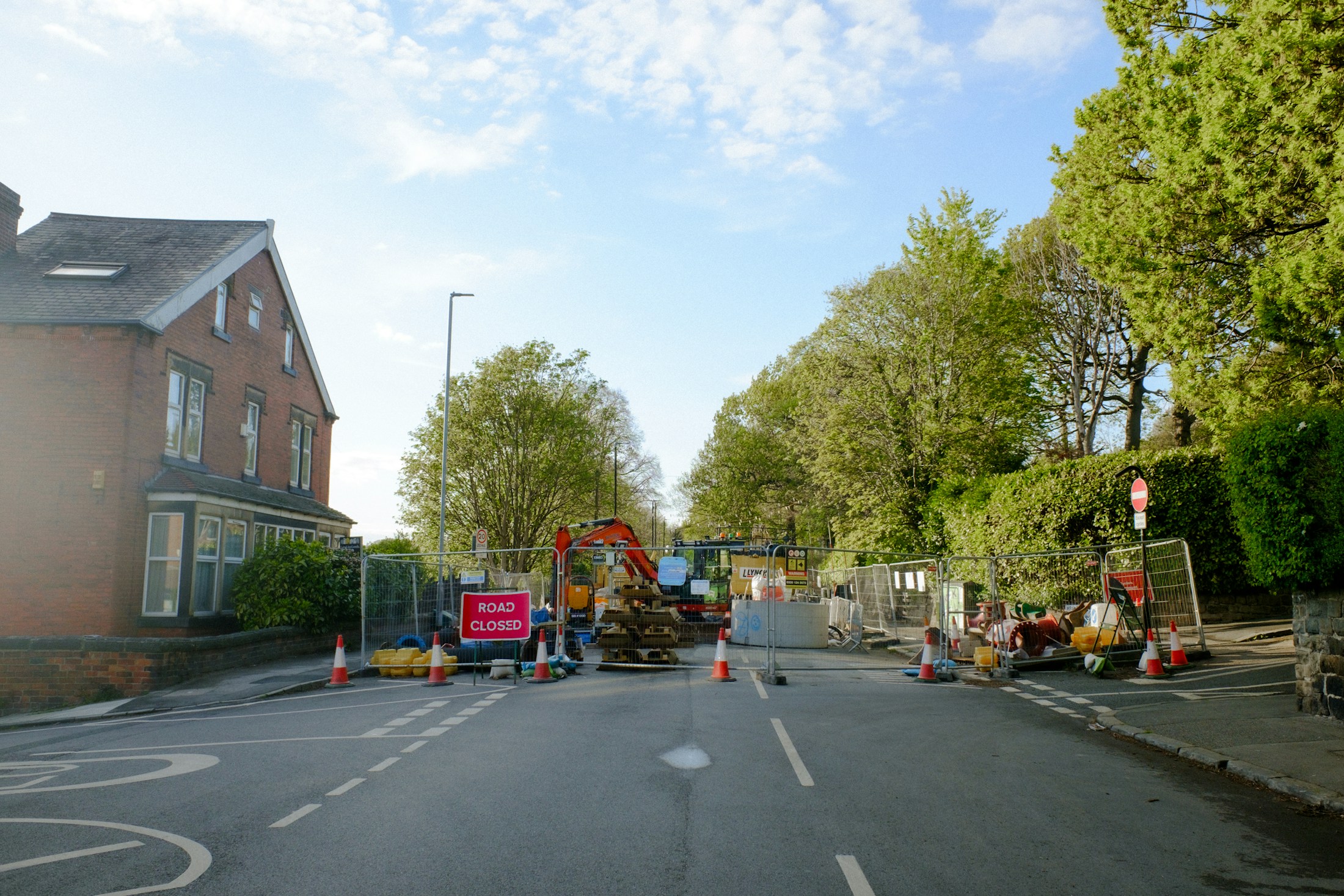 Gesperrte Straße mit Absperrungen und Baustelle in einer Innenstadt