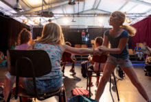 Kinder des Theaterkurses Wilde Horde beim gemeinsamen Theaterspielen