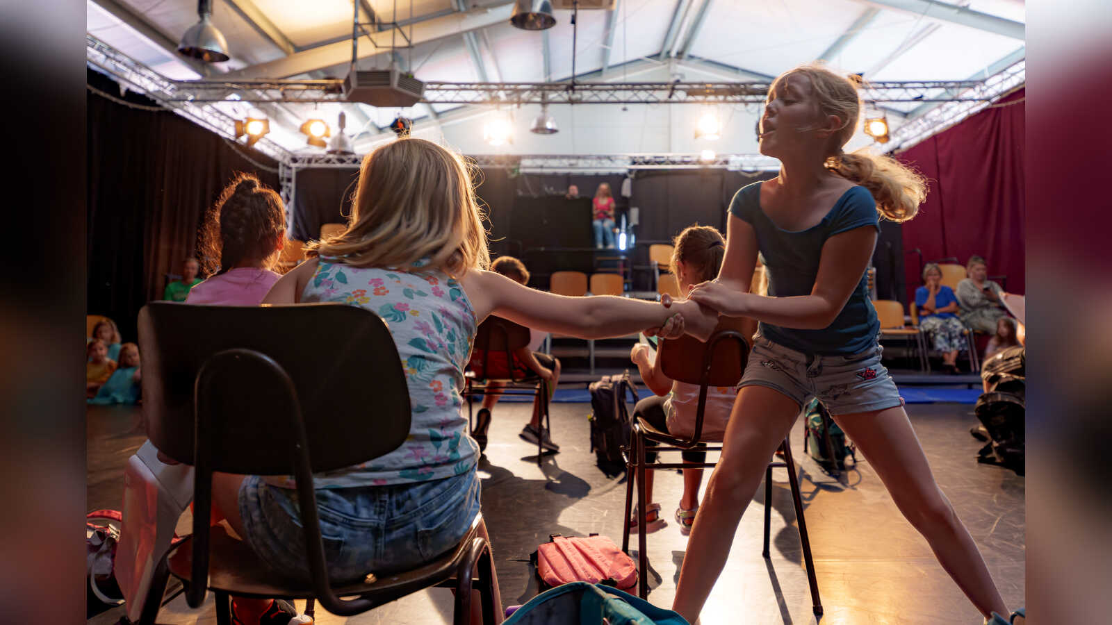Kinder des Theaterkurses Wilde Horde beim gemeinsamen Theaterspielen