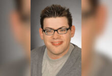 Porträt von Thomas Egbers, der an der VHS Meppen über Inklusion und Leben mit Behinderung spricht