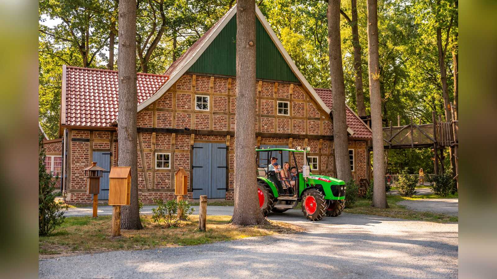 Trecker auf der Abenteuerstrecke der Treckertour im Forsthof von Schloss Dankern