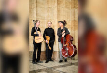 Die Musiker Jens-Uwe Popp, Jochen Roß und Florian Dohrmann mit Gitarre, Mandoline und Kontrabass